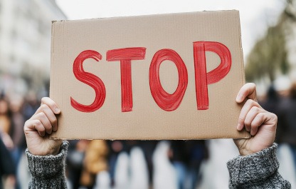 Die AG Deutscher Bewährungshelfer:innen warnt vor Kürzungen bei der freien und staatlichen Straffälligenhilfe.