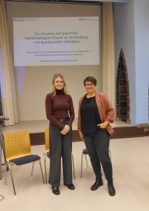 UIla-Britt Klankwarth und Christina Müller_Ehlers vor der Präsentation.